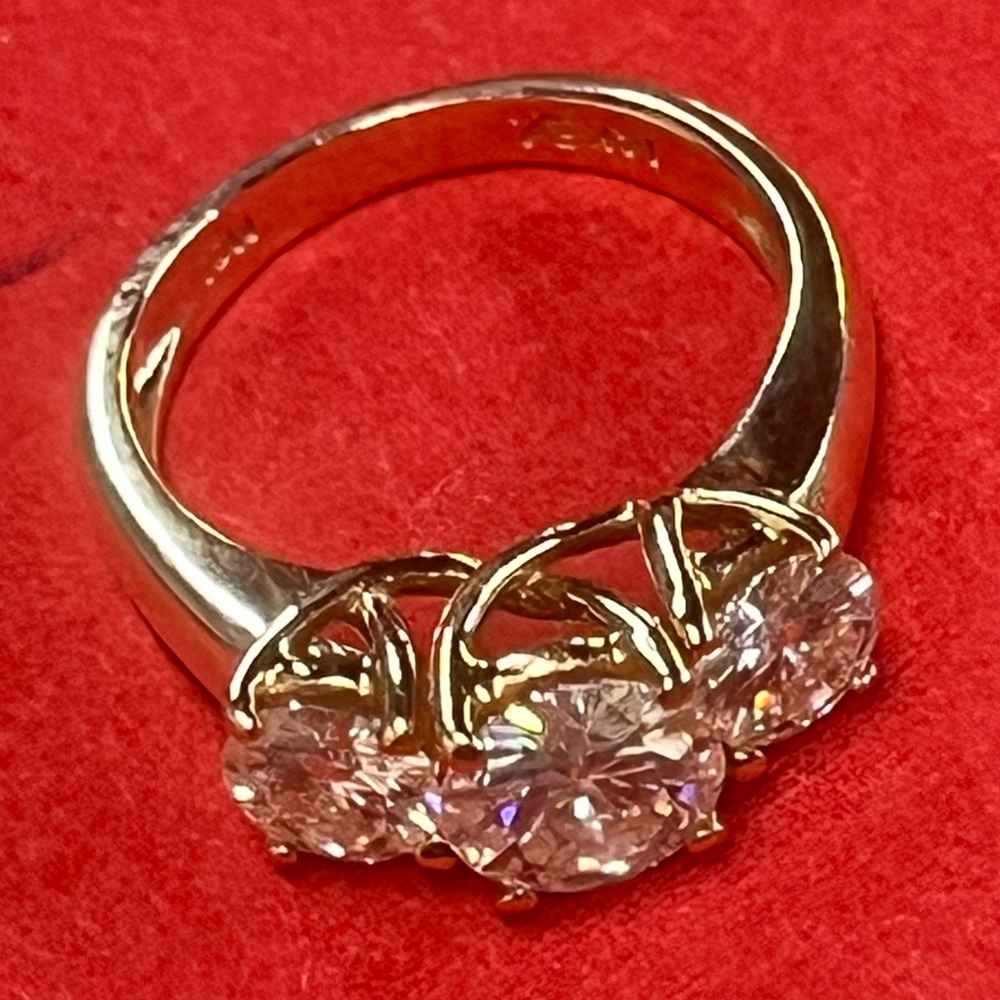 Elegant Gold Moissanite Women's 💍 Ring 2K